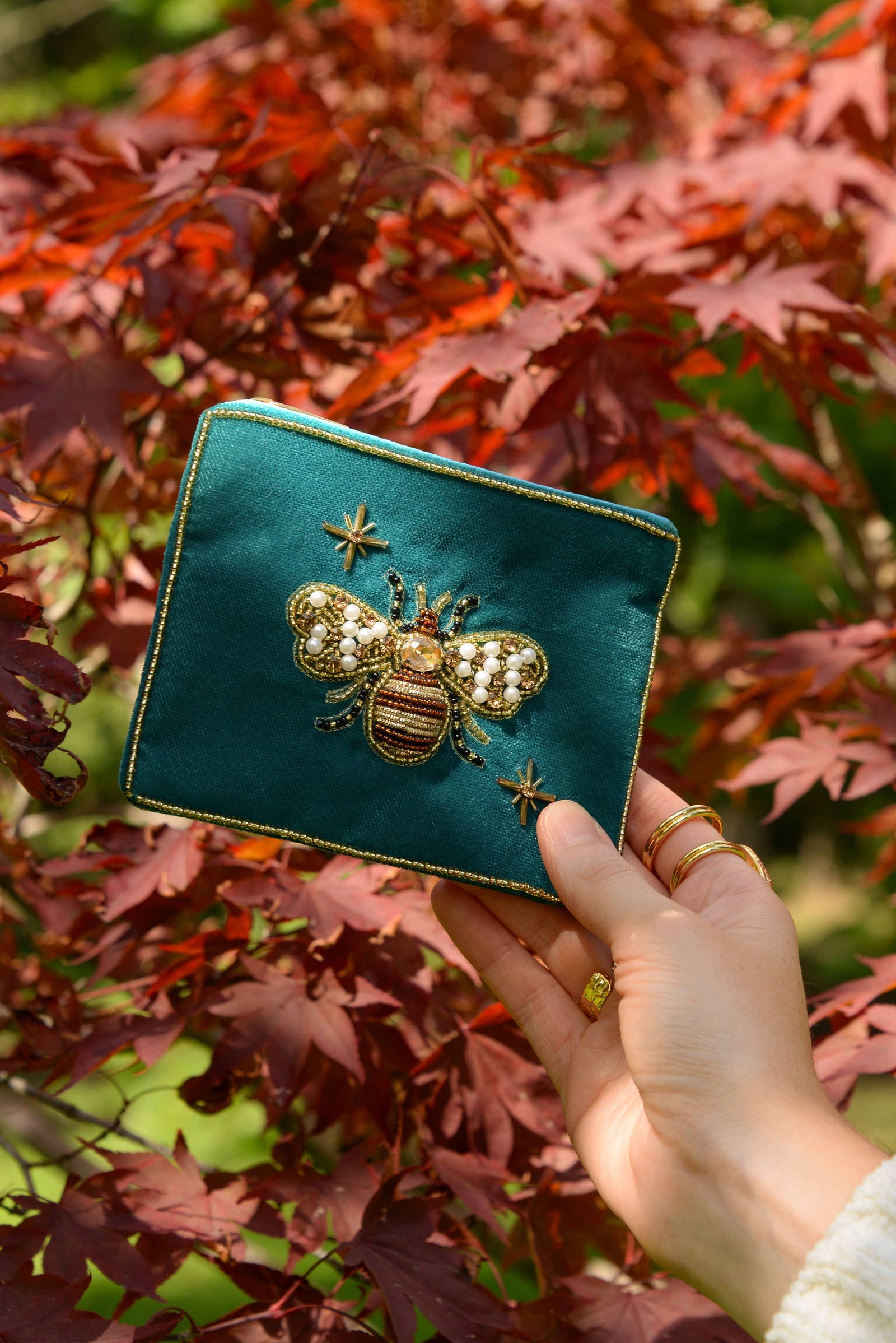 POCHETTE EN VELOURS PETITE ABEILLE DORÉE BLEU SARDOINE