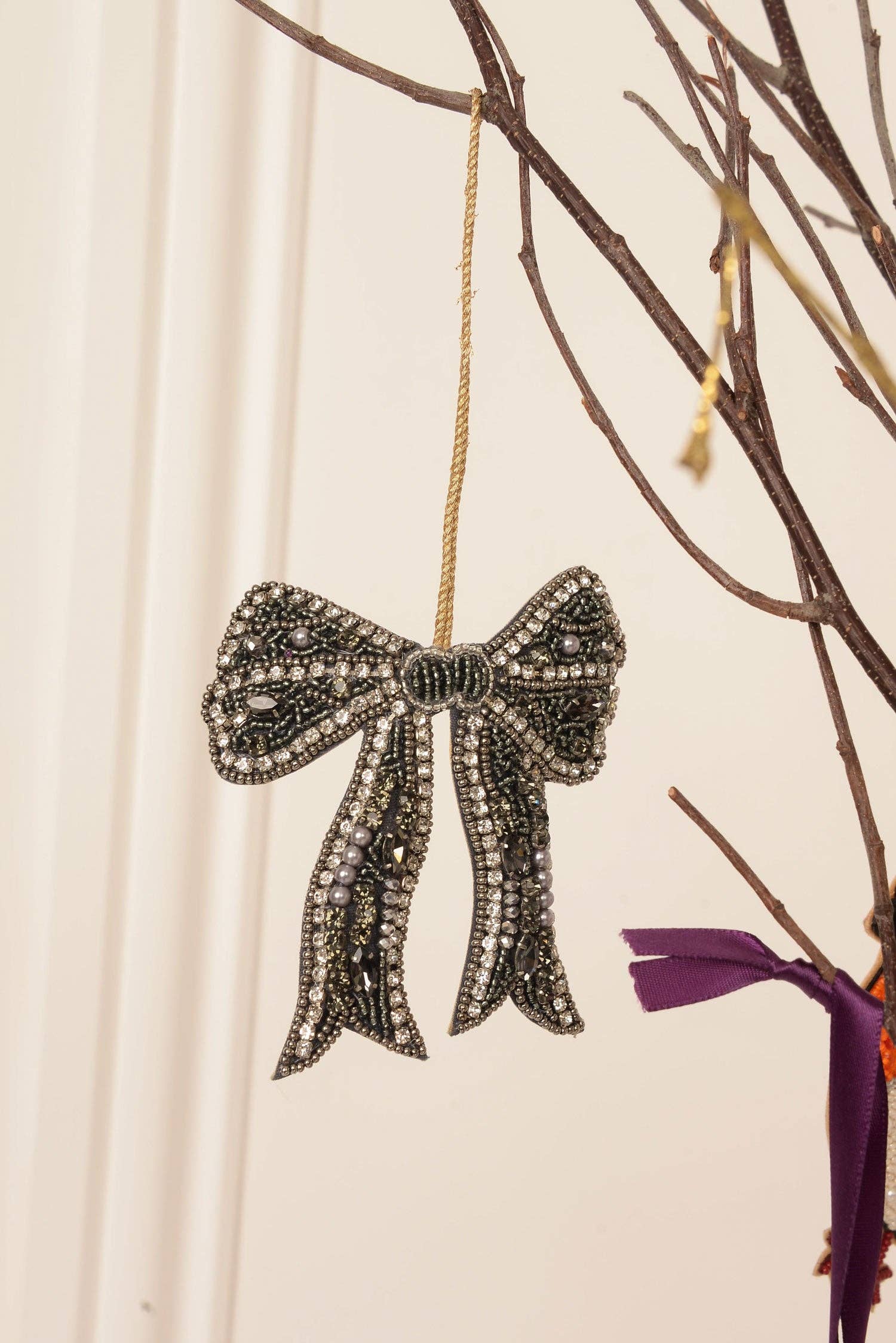 DÉCORATION DE NOËL AVEC NŒUD EN ARGENT